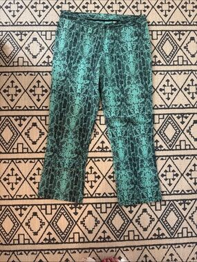 Women's Turquoise & Black Snake-Print Capris 8